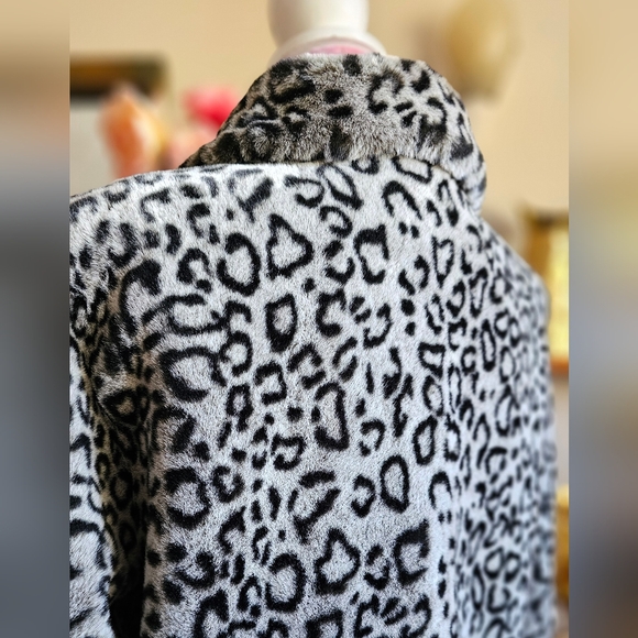 Amanda Collection women's faux leopard fur swing jacket. Size small. - Picture 8 of 12